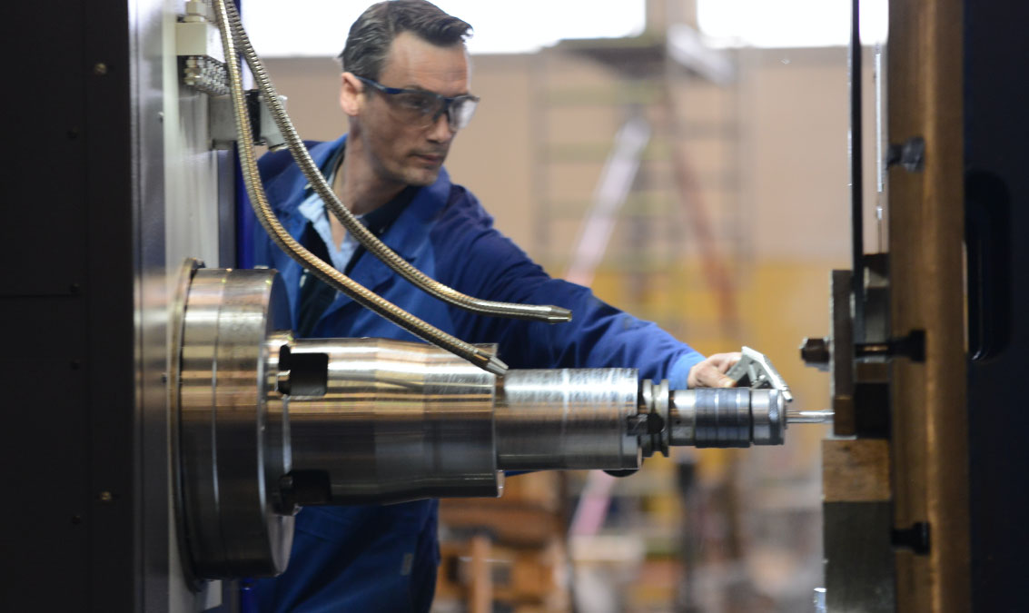 Un ouvrier travaillant sur une machine